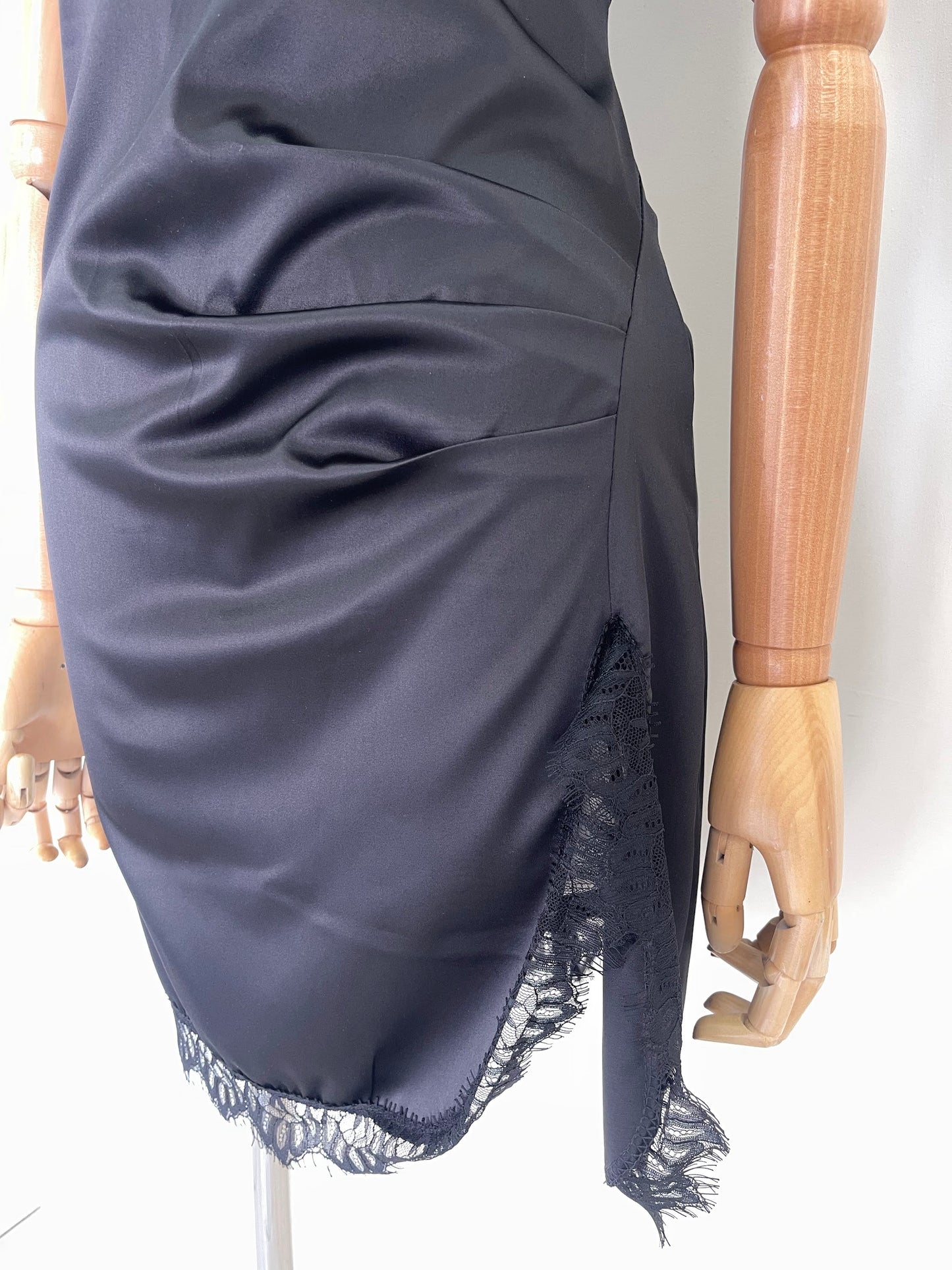 Vestido Con Plizado Y Encaje
