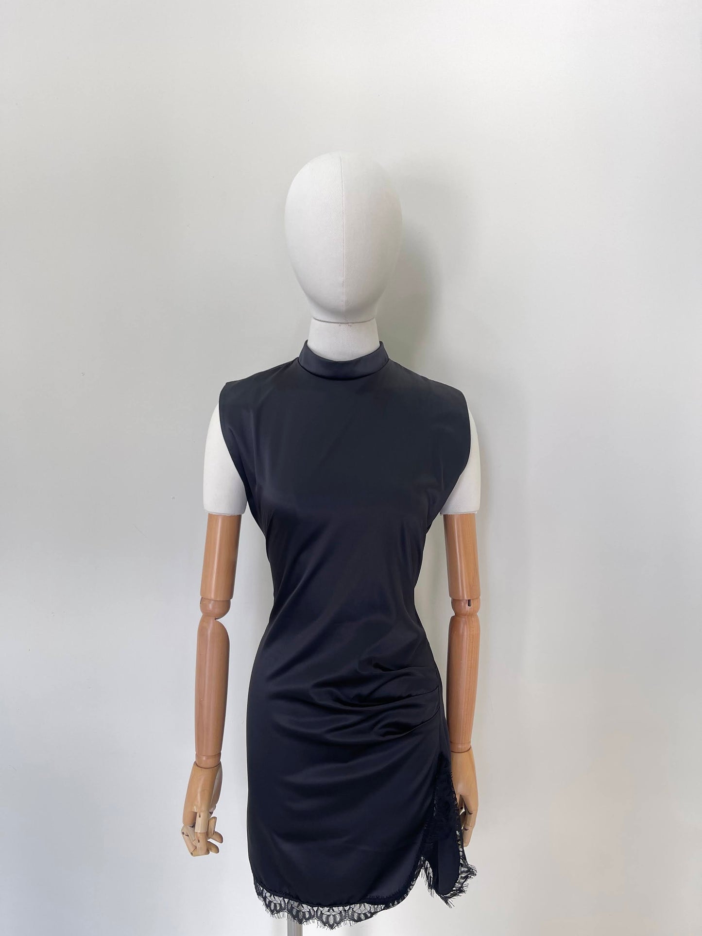 Vestido Con Plizado Y Encaje
