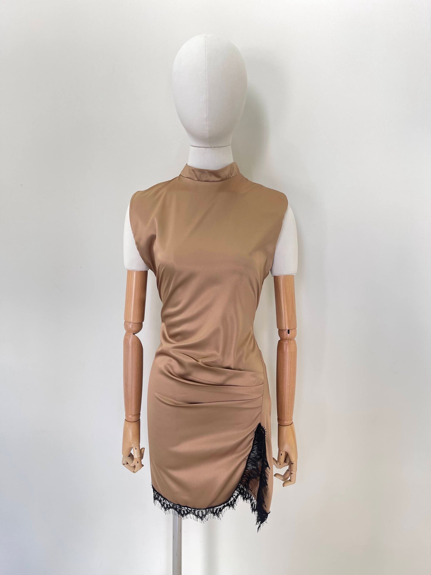 Vestido Con Plizado Y Encaje
