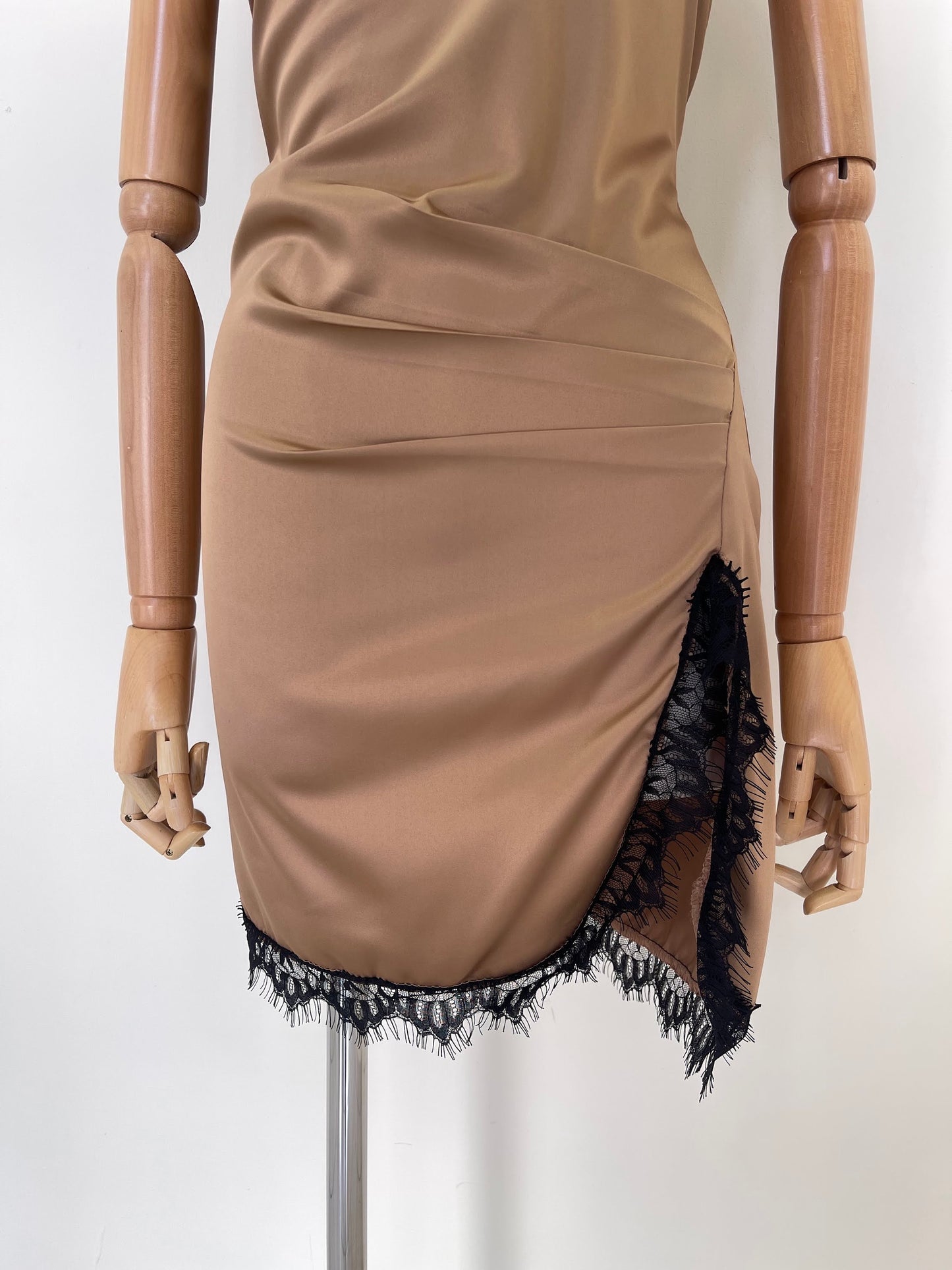 Vestido Con Plizado Y Encaje