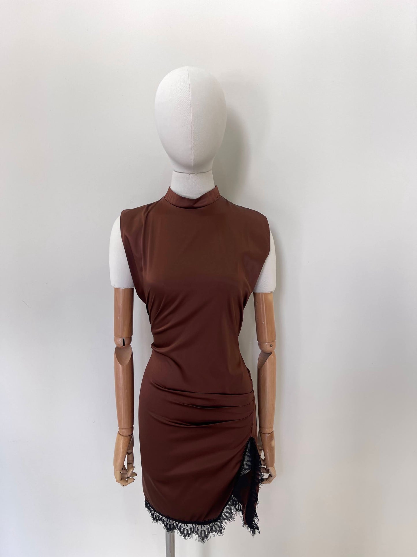 Vestido Con Plizado Y Encaje