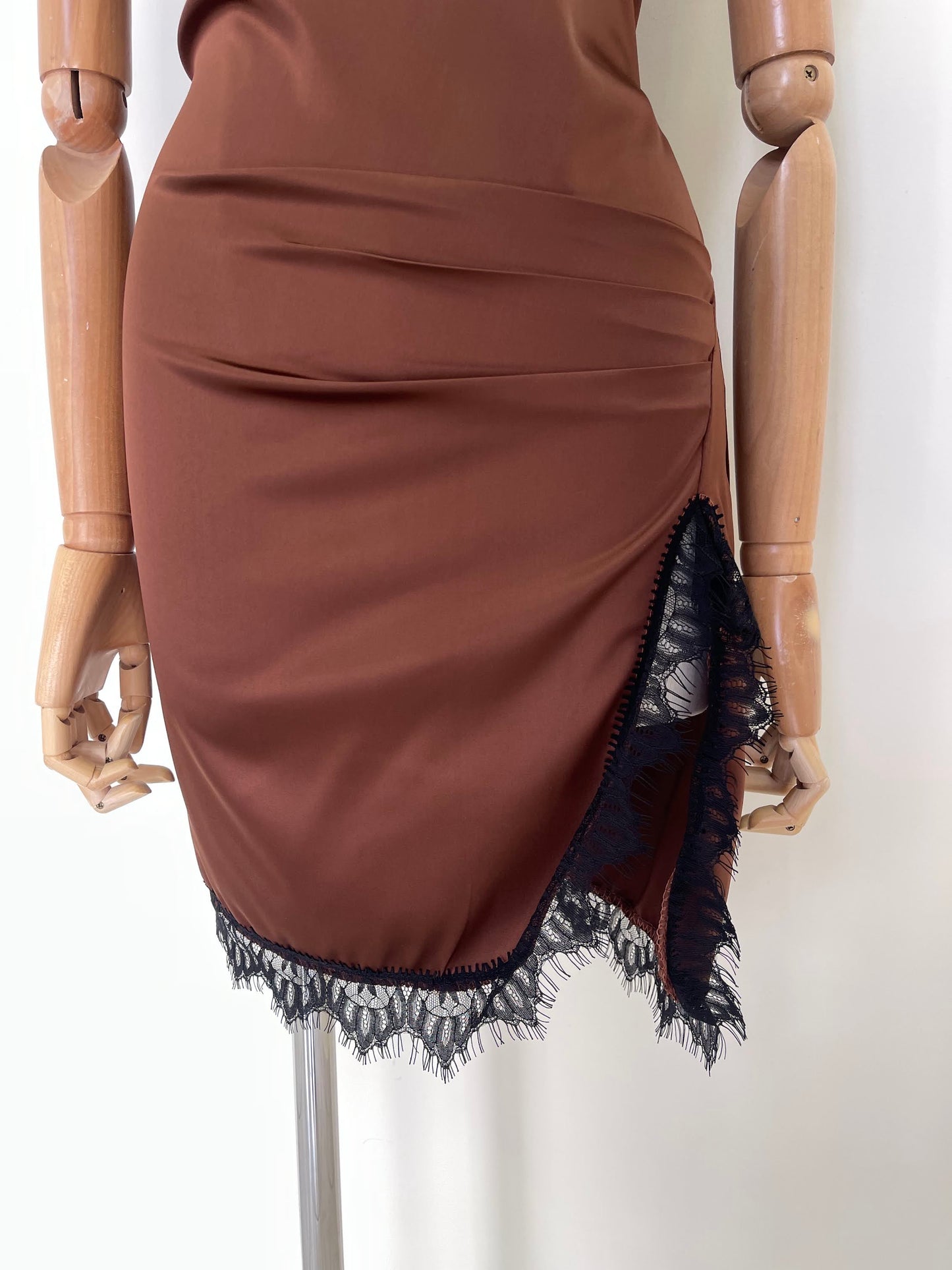 Vestido Con Plizado Y Encaje