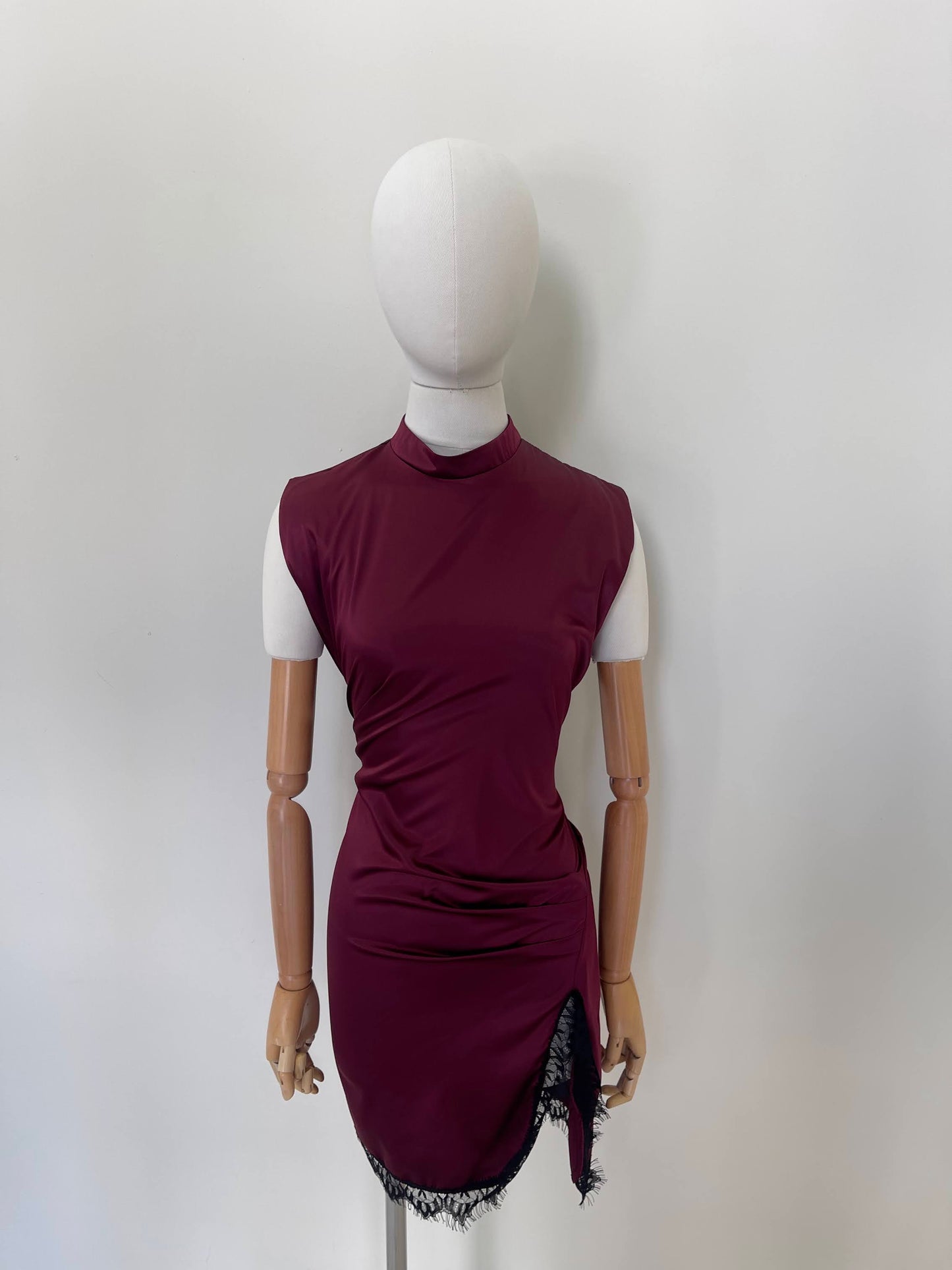 Vestido Con Plizado Y Encaje