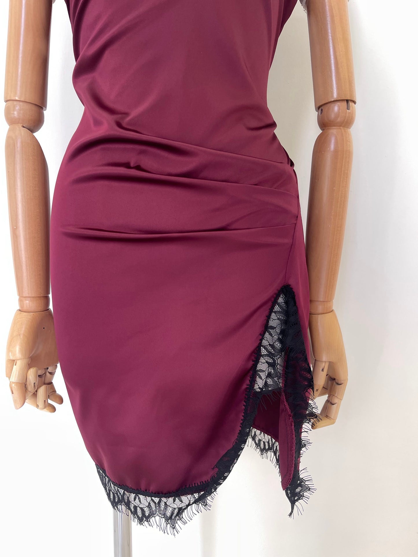 Vestido Con Plizado Y Encaje