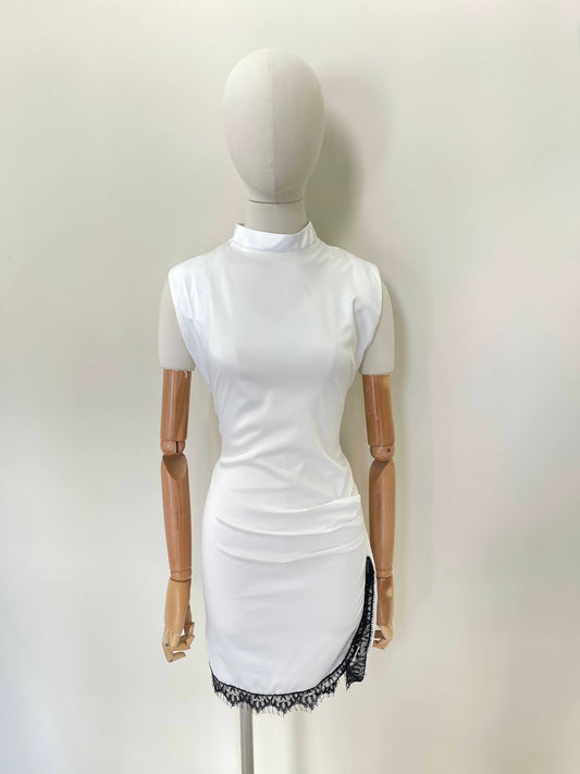 Vestido Con Plizado Y Encaje