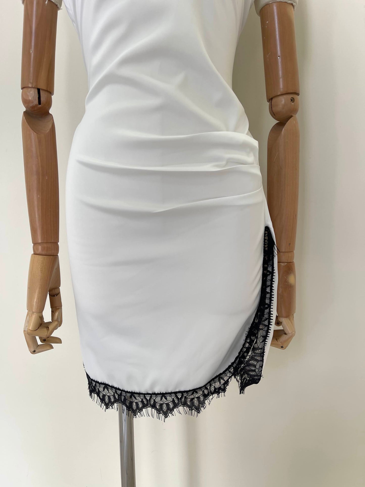 Vestido Con Plizado Y Encaje